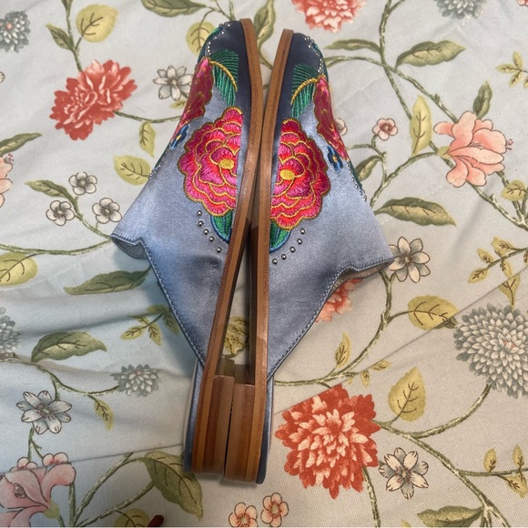 Kenneth Cole New York Pointed Toe Floral Embroidered Flats - Picture 3 of 16